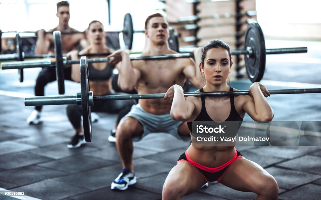 Grupo de entrenamiento en gimnasio - Foto de stock de Entrenamiento combinado libre de derechos