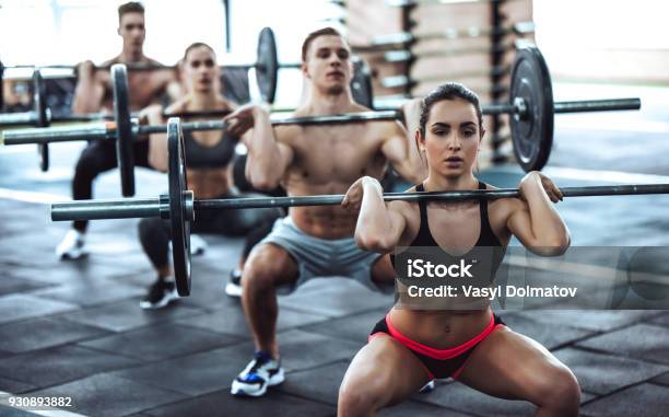 Grupo De Entrenamiento En Gimnasio Foto de stock y más banco de imágenes de Entrenamiento combinado - Entrenamiento combinado, Grupo de personas, Ejercicio físico