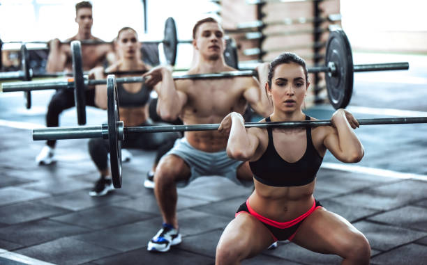 formation de groupe en salle de gym - human muscle body building muscular build weight training photos et images de collection