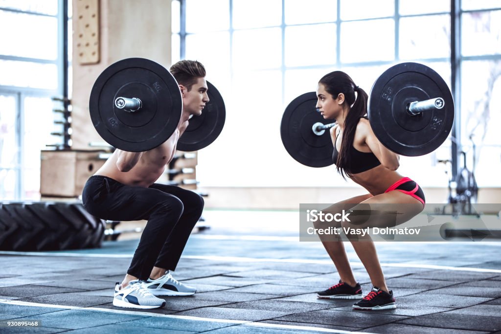 Couple sportif en salle de gym - Photo de Femmes libre de droits