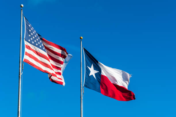 amerikanische flagge und texas flagge - texas state flag stock-fotos und bilder