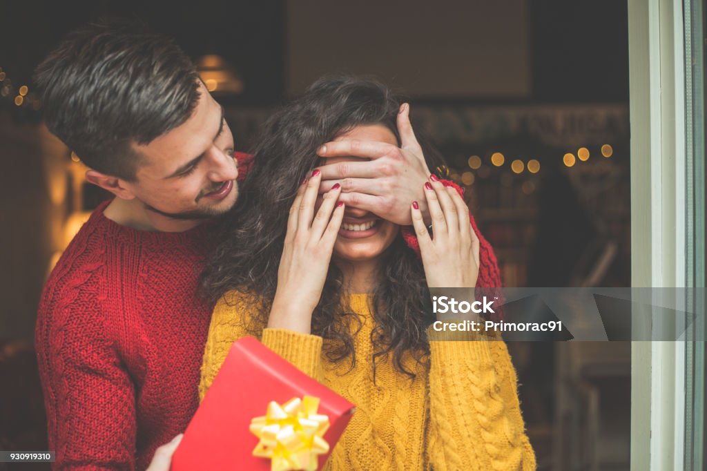 Schöne junge Männer Geschenk für seine schöne Freundin - Lizenzfrei Geschenk Stock-Foto