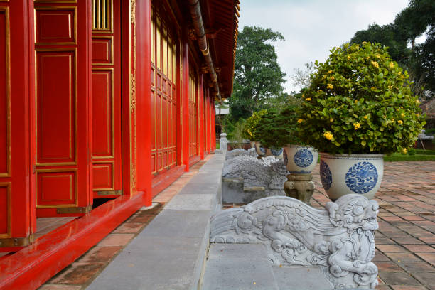 trieu to mieu temple - ceramics column garden pot ceramic imagens e fotografias de stock