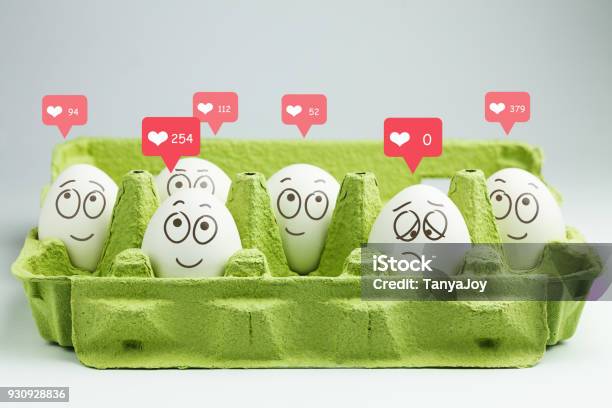 Huevos Felices Con Muchos Gustos Un Triste Huevo Sin Le Gusta Foto de stock y más banco de imágenes de Humor