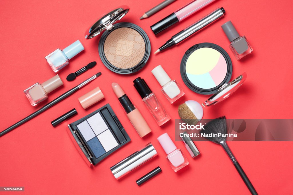 Schönheit, dekorative Kosmetik. Make-up Pinsel set und Farbe Lidschatten Palette auf rosa und blauen Hintergrund, flach legen, Top View, minimalistischen Stil. roten Hintergrund - Lizenzfrei Make-Up Stock-Foto