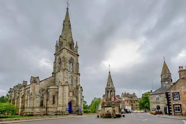 Falkland, a picturesque village located at the foot of the Lomond Hills in Fife, Scotland. In the centre of the village stands out the imposing church, built between 1848 and 1850.