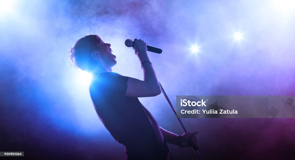 Sänger mit einem Mikrofon auf der Bühne - Lizenzfrei Singen Stock-Foto