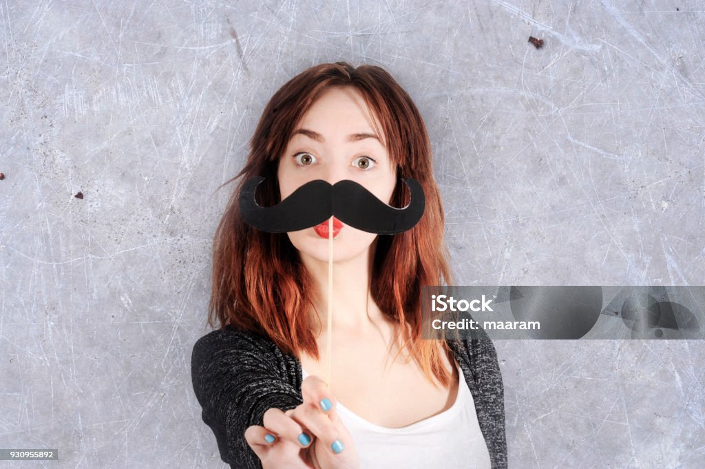 fille fashion tendance drôle avec moustache papier jouant avec émotion - Photo de Artificiel libre de droits