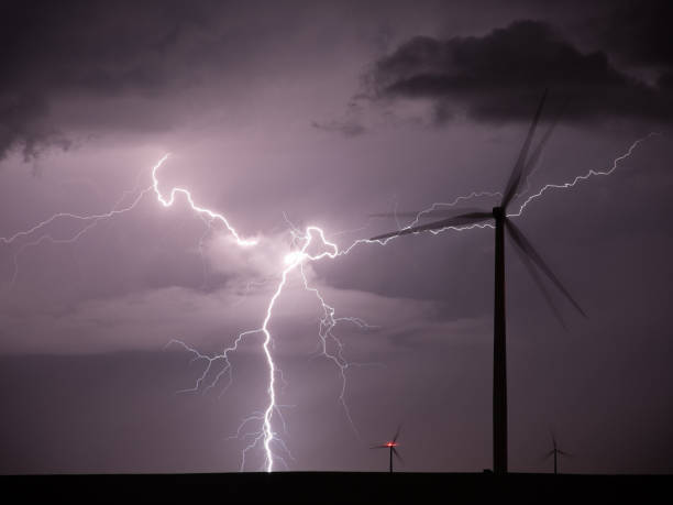 風力発電所雷雨 - violent wind ストックフォトと画像