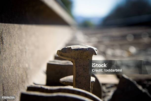 Photo libre de droit de Railroad Spike Gros Plan banque d'images et plus d'images libres de droit de Délabré - Délabré, Exposé aux intempéries, Horizontal