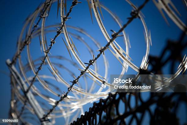Колючей Razor Wire Fence Безопасности — стоковые фотографии и другие картинки Без людей - Без людей, Горизонтальный, Забор