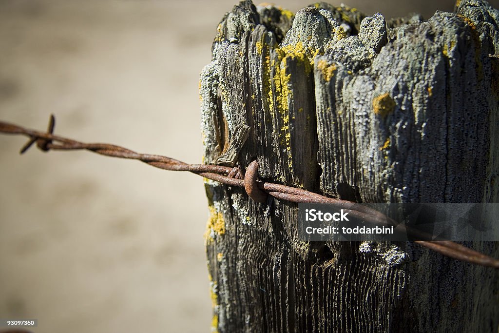 Com cerca de arame farpado enferrujado Post - Foto de stock de Acabado royalty-free