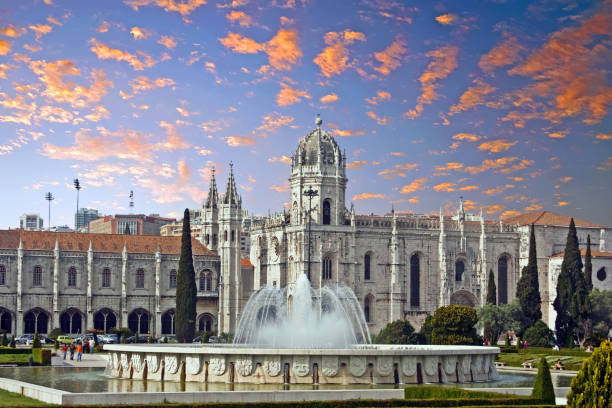 일몰에 포르투갈 리스본에서에서 jeronimos 수도원에 보기 - monastery of jeronimos 뉴스 사진 이미지