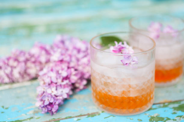 liliowa lemoniada woda z kwiatami - flower drink zdjęcia i obrazy z banku zdjęć