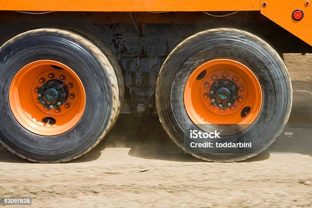 Foto de Caminhão Comercial De Carro Em Movimento e mais fotos de stock de Caminhão - Caminhão, Dirigir, Equipamento de construção