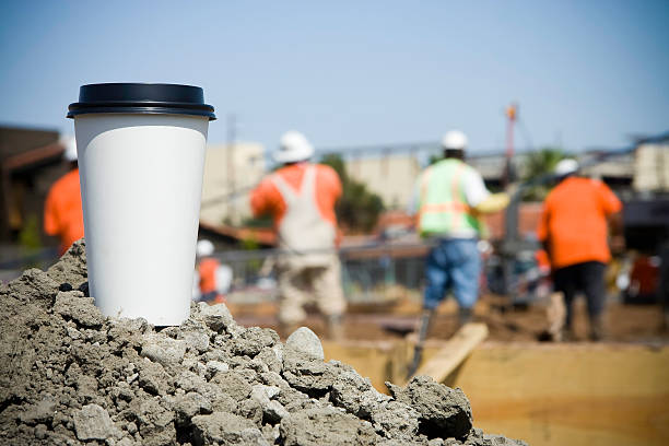 Costruzione sito e tazza di caffè - foto stock