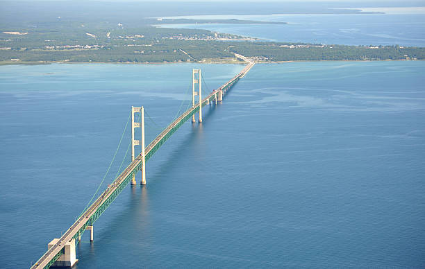 vista aérea da ponte mackinac, michigan, eua - straits of mackinac - fotografias e filmes do acervo