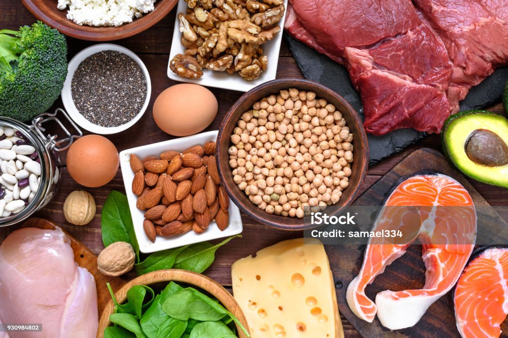 Alimento de alto valor proteico - pescado, carne, aves de corral, frutos secos, huevos y verduras. concepto de alimentación y dieta saludable - Foto de stock de Proteína libre de derechos