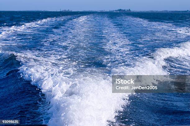 Foto de Barco De Despertador e mais fotos de stock de Arrebentação - Arrebentação, Atividade Recreativa, Barco a Motor