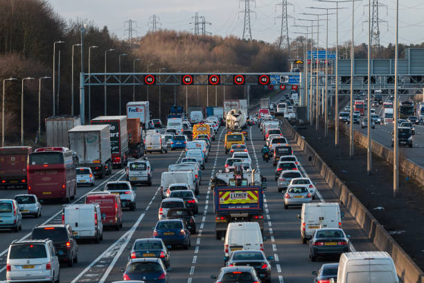 tráfico en autopista británica m1 - m1 fotografías e imágenes de stock