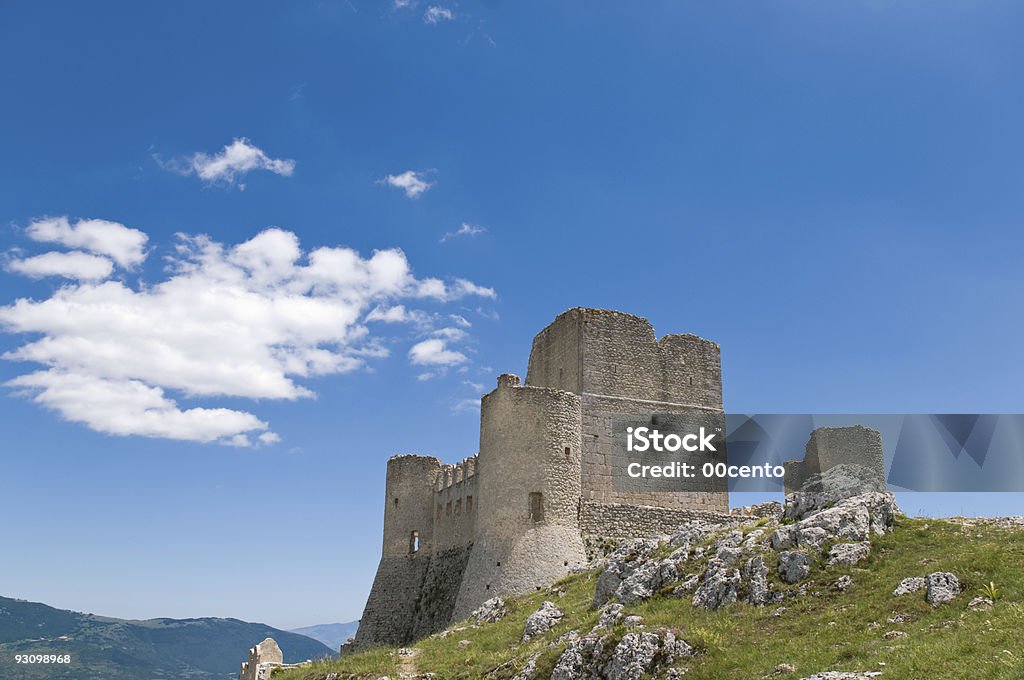 do velho castelo em Itália - Foto de stock de Abruzzo royalty-free