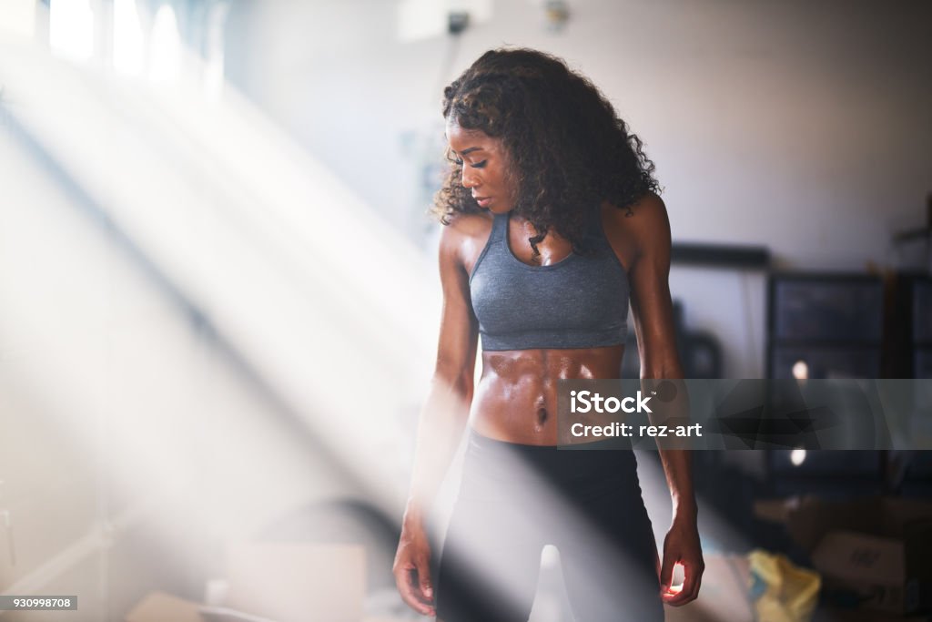 musculaire femme afro-américaine, transpiration du travail en gymnastique à la maison - Photo de Exercice physique libre de droits