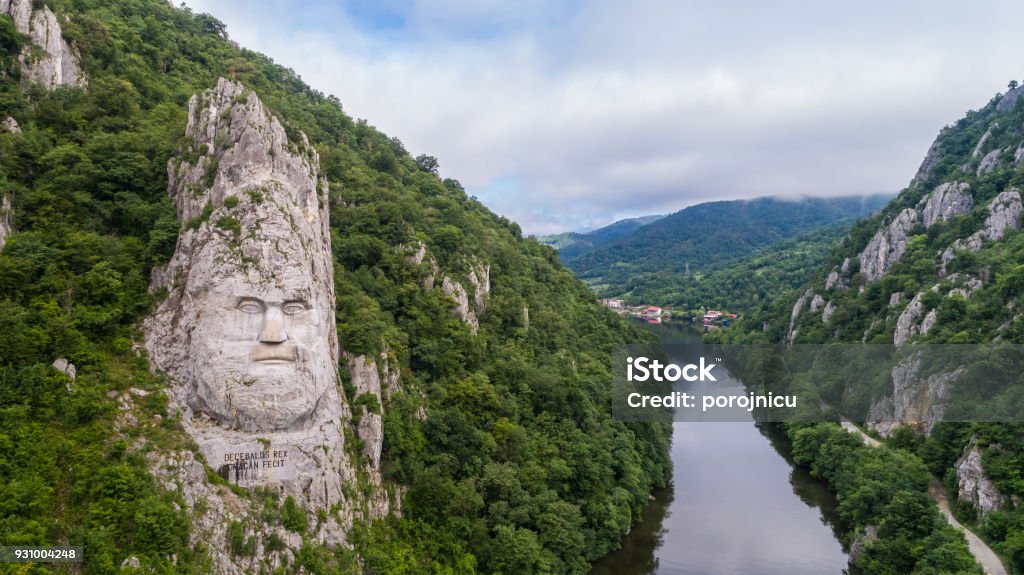 Decebal Head esculpido en roca - Foto de stock de Rumanía libre de derechos