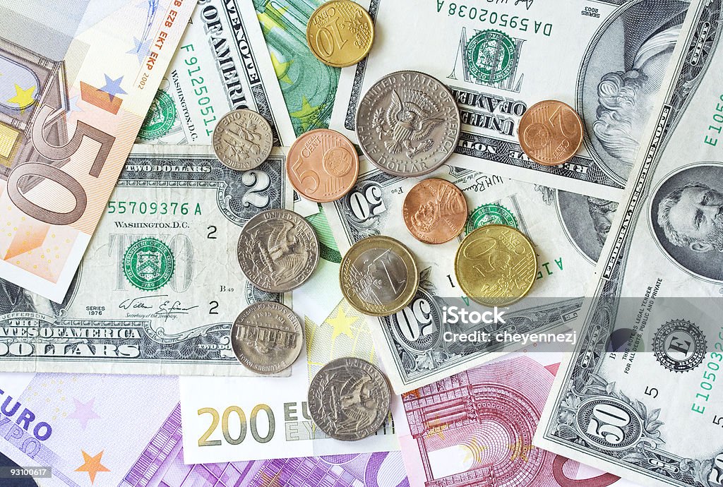 Kilka euro i usa dolary - Zbiór zdjęć royalty-free (Rachunek)