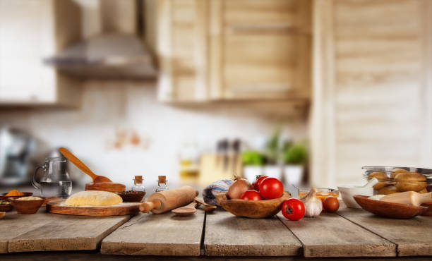 küche backen und kochen zutaten gelegt auf holztisch - bakery food defocused table stock-fotos und bilder