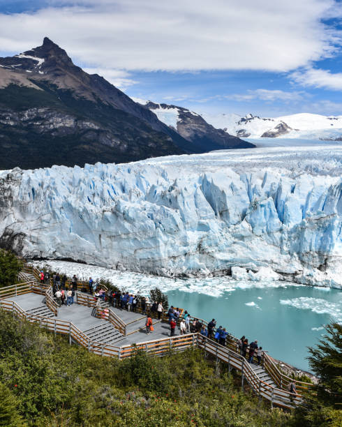 los turistas disfrutar de vistas del glaciar perito moreno en la patagonia argentina - patagonia ice shelf vertical argentina fotografías e imágenes de stock