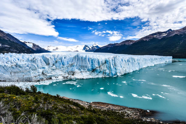 los turistas disfrutar de vistas del glaciar perito moreno en la patagonia argentina - patagonia el calafate horizontal argentina fotografías e imágenes de stock
