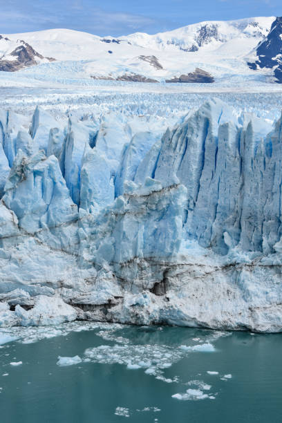 perito moreno glacier on lago argentino, el calafate, los glaciares national park, patagonia, argentina, south america - patagonia ice shelf vertical argentina imagens e fotografias de stock