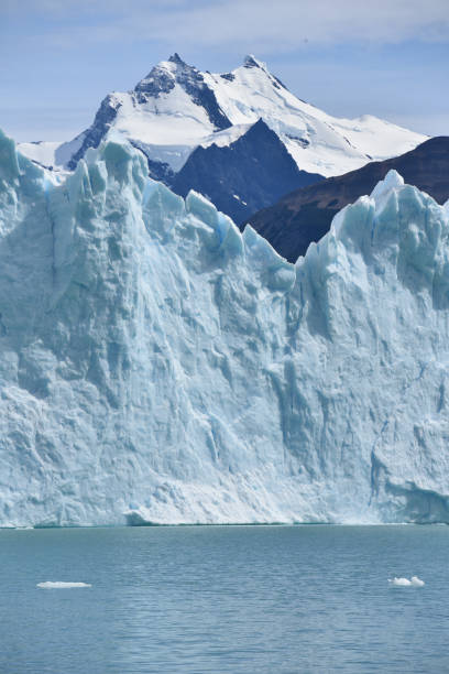 glaciar perito moreno y montañas de los andes, parque nacional los glaciares, patrimonio de la humanidad, el calafate, argentina - patagonia ice shelf vertical argentina fotografías e imágenes de stock