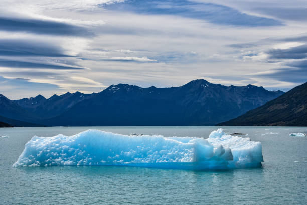 iceberg no lago argentino, glaciar perito moreno e a cordilheira dos andes, parque nacional los glaciares, património mundial da unesco, el calafate, argentina - glacier moreno glacier iceberg argentina - fotografias e filmes do acervo