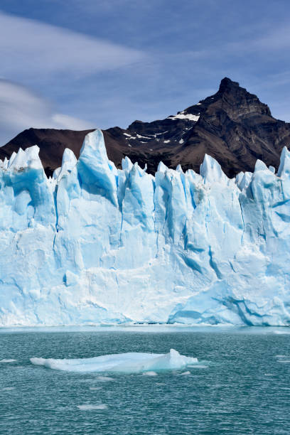 perito moreno glacier on lago argentino, el calafate, los glaciares national park, patagonia, argentina, south america - patagonia ice shelf vertical argentina imagens e fotografias de stock