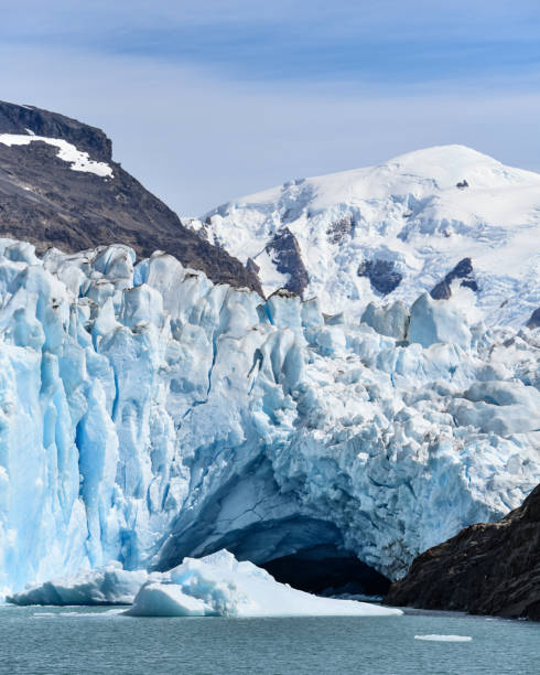 perito moreno glacier on lago argentino, el calafate, los glaciares national park, patagonia, argentina, south america - patagonia ice shelf vertical argentina imagens e fotografias de stock