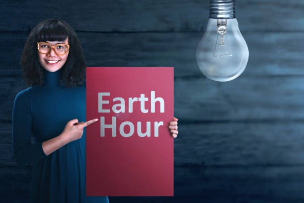 mensagem de hora do jovem mulher asiática mostrando terra - alternative energy data fuel and power generation light bulb - fotografias e filmes do acervo