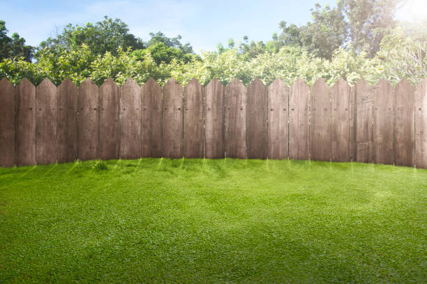 wooden fence on green garden - garden fence imagens e fotografias de stock