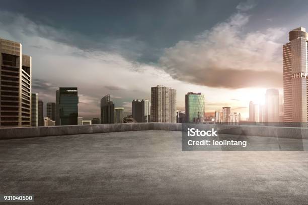 Photo libre de droit de Balcon Sur Le Toit Avec Le Paysage Urbain banque d'images et plus d'images libres de droit de Toit - Toit, Ville - Milieu urbain, Bâtiment vu de l'extérieur