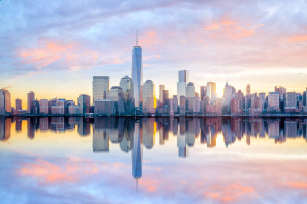 de skyline van manhattan met de one world trade center gebouw in schemerlicht - new york city stockfoto's en -beelden