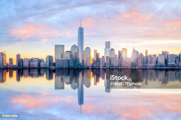 Манхэттен Скайлайн Со Зданием Всемирного Торгового Центра В Сумерках — стоковые фотографии и другие картинки Нью-Йорк