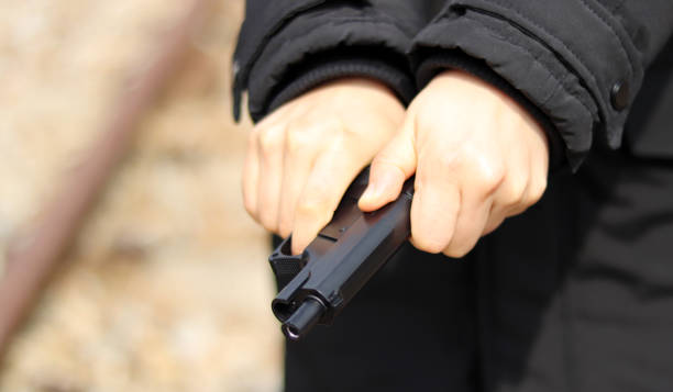 두 손으로 총을 로드 합니다. - gun possession 뉴스 사진 이미지