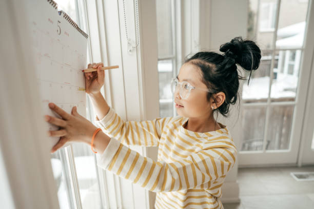 istock Girl with calendar 931042118