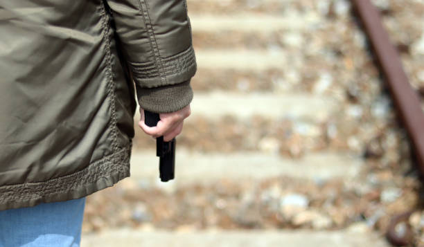 그녀의 손에 총을 가진 여자의 다시. - gun possession 뉴스 사진 이미지