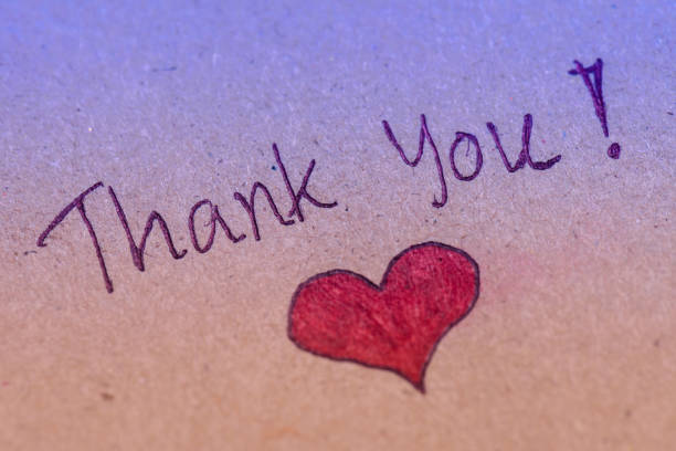 благодарю вас сообщение с красным сердцем на коричневой бумаге. благодарная концепция. - heart shape grass paper green стоковые фото и изображения