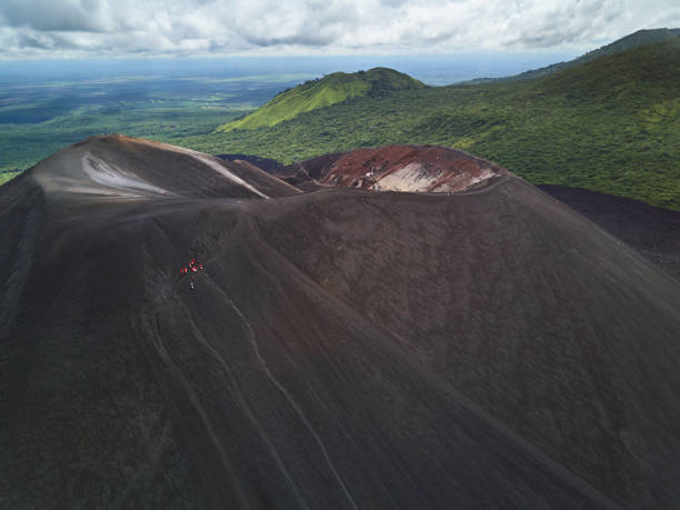 pessoas em cerro negro vulcão - leon - fotografias e filmes do acervo