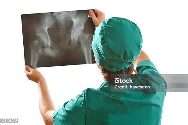 Arzt Blick Auf Xray Stockfoto und mehr Bilder von Hüfte - Hüfte, Röntgenbild, Arzt