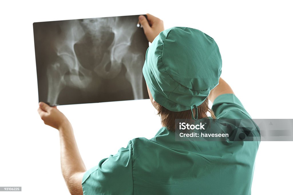 Médecin en regardant x-ray - Photo de Hanche libre de droits