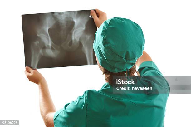 Lekarz Patrząc Na Rtg - zdjęcia stockowe i więcej obrazów Biodro - Biodro, Zdjęcie rentgenowskie, Lekarz