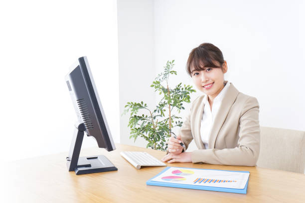 istock Businesswoman working in office 931065040